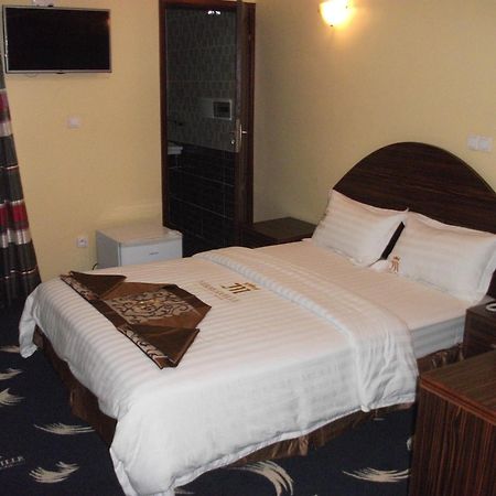 Mbayaville Hotel Дуала Екстер'єр фото