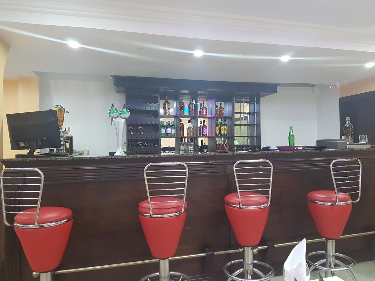 Mbayaville Hotel Дуала Екстер'єр фото