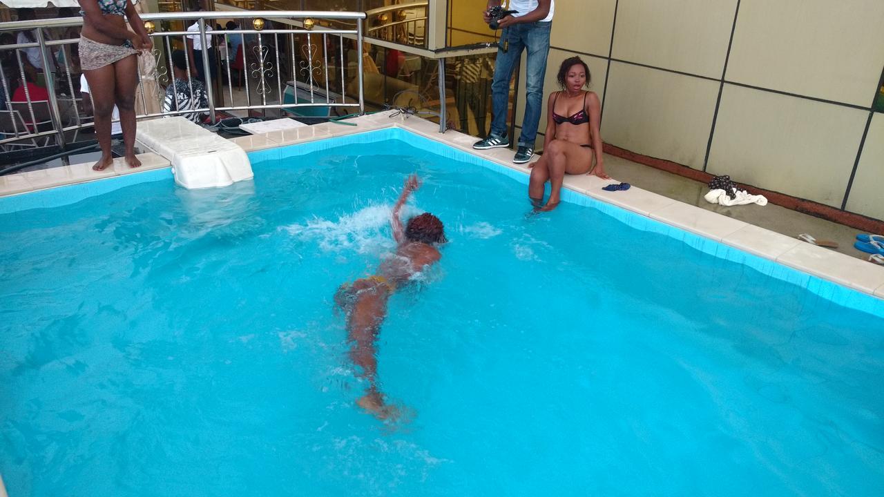 Mbayaville Hotel Дуала Екстер'єр фото