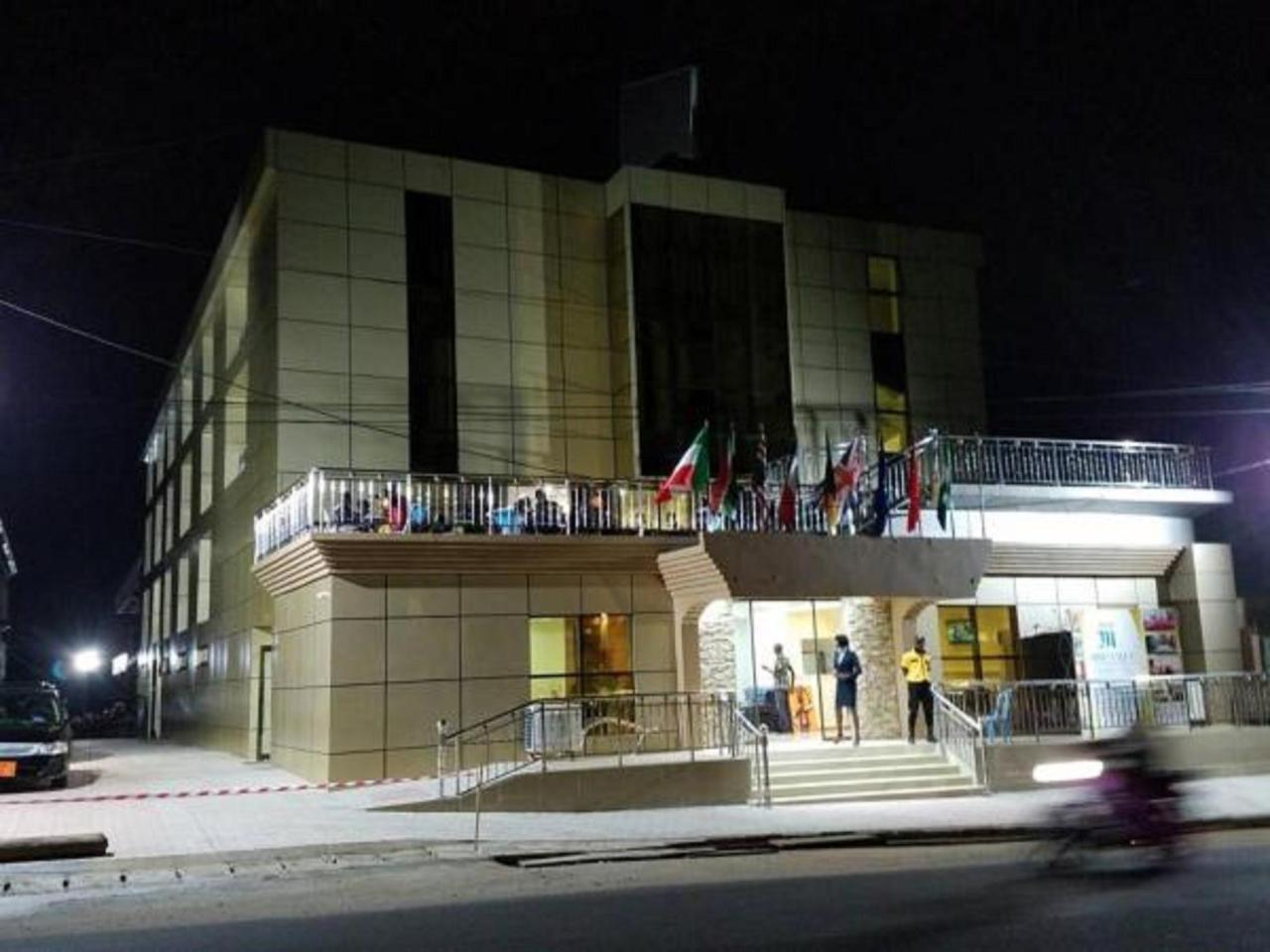 Mbayaville Hotel Дуала Екстер'єр фото