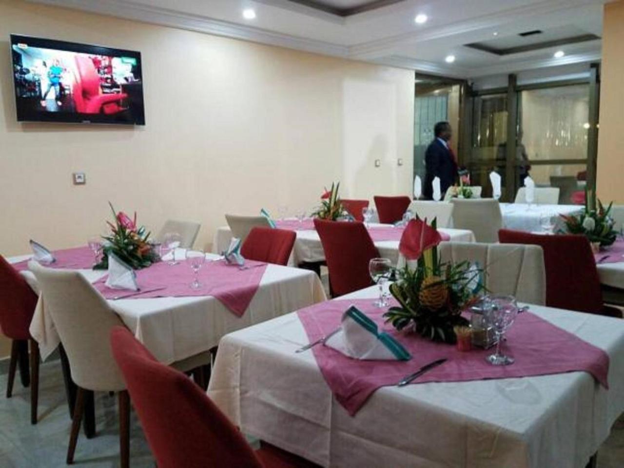 Mbayaville Hotel Дуала Екстер'єр фото